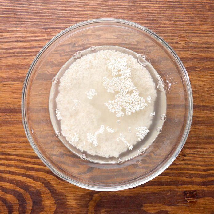 Ngâm gạo nếp khoảng 4 giờ hoặc qua đêm cho mềm dẻo (Nguồn: Internet)