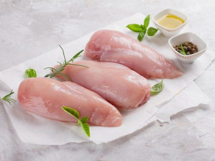 Thịt gà nên sử dụng phần ức sẽ mềm, nhiều thịt hơn (Nguồn: Internet)