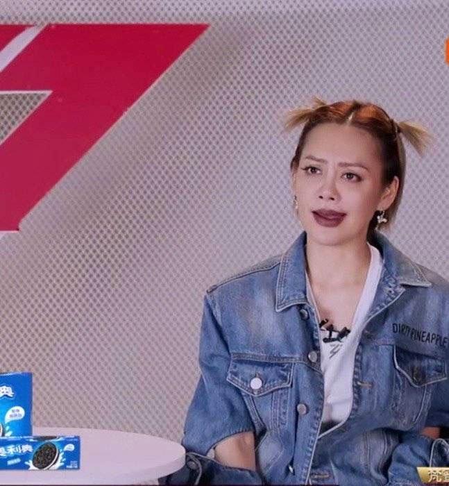 ...và đây là Tịnh Tịnh tử trong show. (Ảnh: Internet)