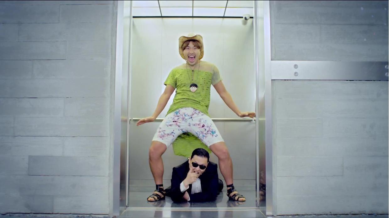 Cảnh xuất hiện cùng PSY của Hong Chul trong “Gangnam Style” (Ảnh: Internet)