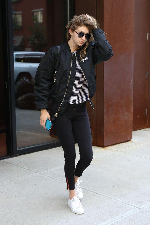 Gigi Hadid chất lừ với áo bomber đen và quần jean skinny. (nguồn ảnh: Internet)