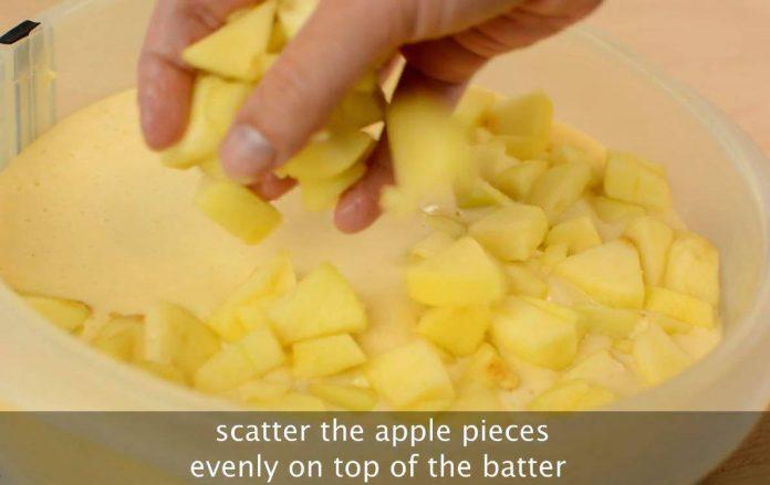 Rải đều phần táo cắt sẵn lên bề mặt bánh.