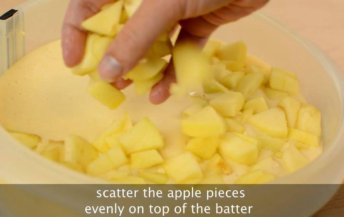 Rải đều phần táo cắt sẵn lên bề mặt bánh.