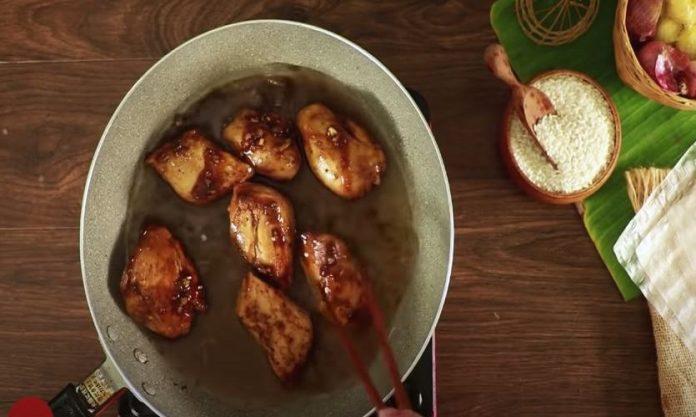 Rang vàng thịt gà rồi đun sôi với nước dừa (Nguồn: Cooky TV)