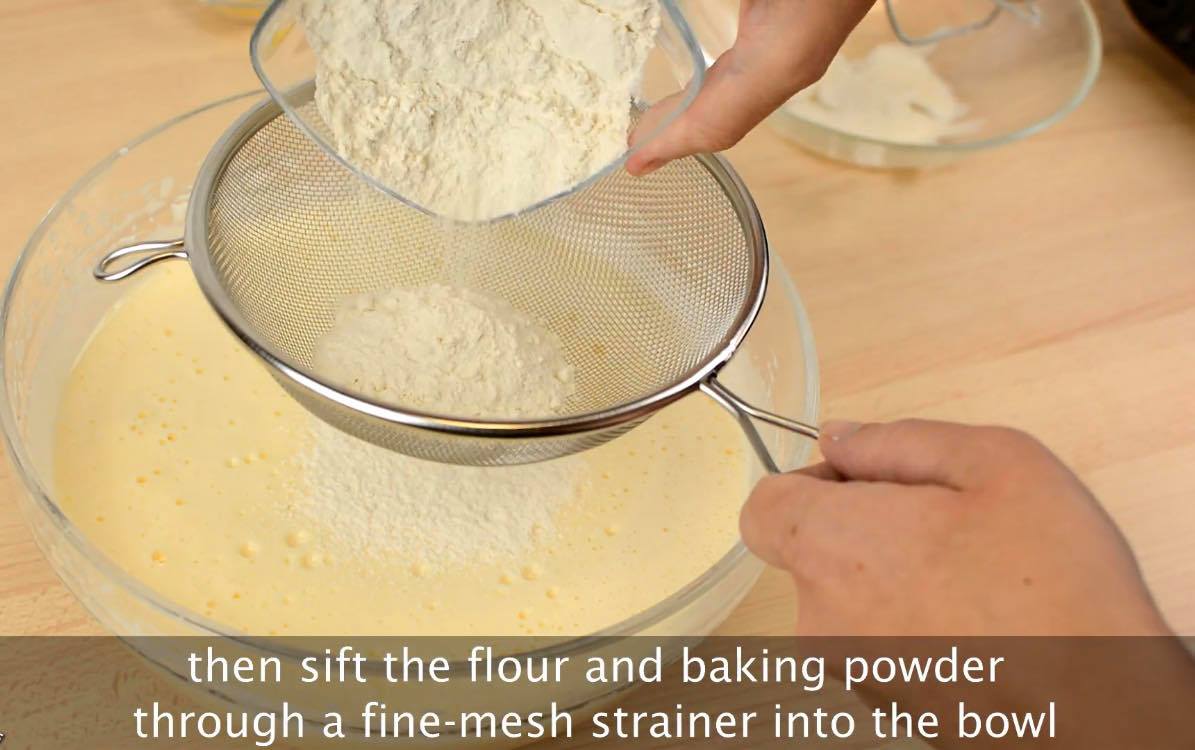 Rây bột mì và bột nở vào hỗn hợp