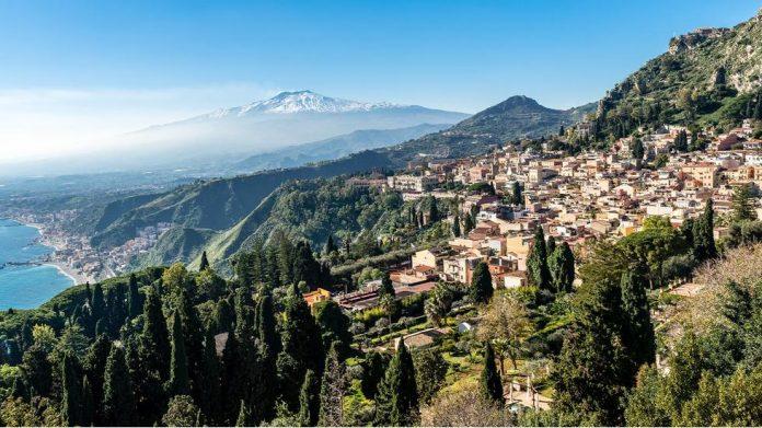 Taormina - Khu làng trên núi tuyệt đẹp có thể nhìn ra biển ( Ảnh: internet)