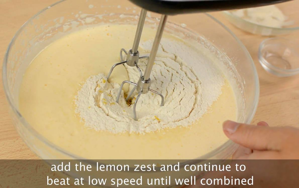 Dùng máy đánh trứng trộn đều hỗn hợp với tốc độ chậm cho đến khi hỗn hợp hòa quyện