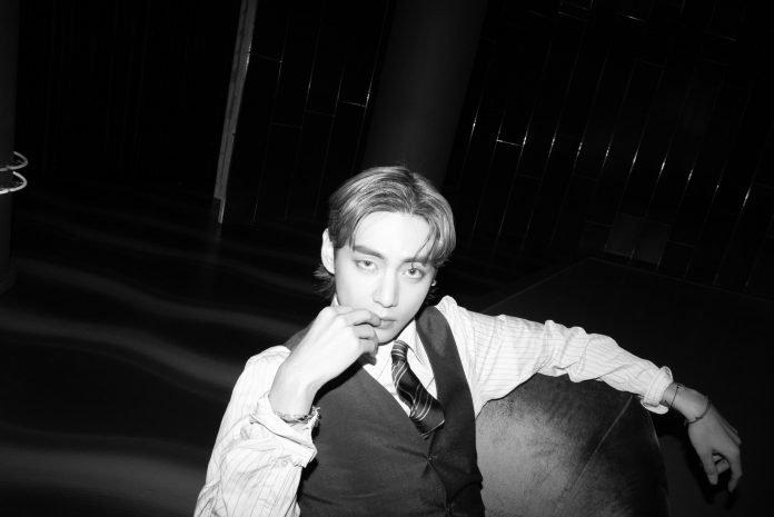 Tấm ảnh được V chỉnh màu trắng đen (Ảnh: Twitter)