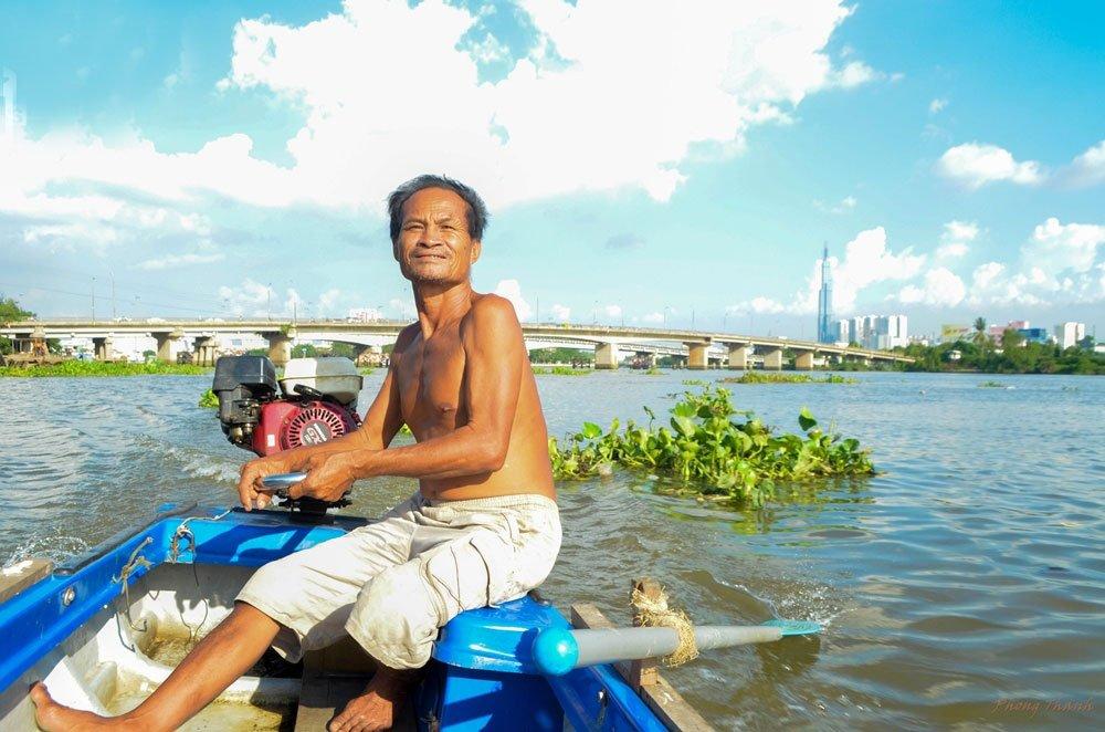 Người đàn ông chuyên làm nghề vớt xác trên sông ở Sài Gòn đã nhiều năm. (Ảnh: Internet)