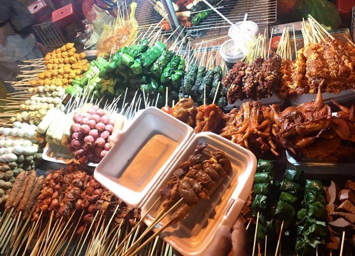 Sạp bán đồ xiên nướng thơm ngon tại chợ đêm Đà Lạt (Ảnh: Internet)