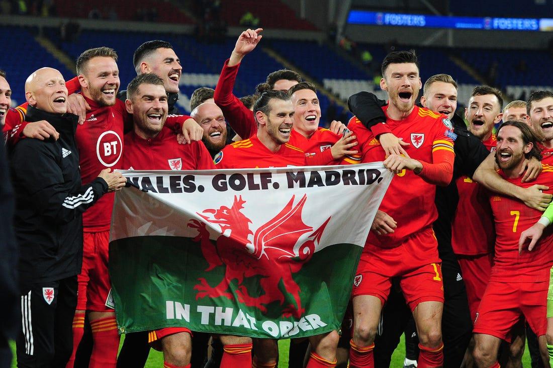 Bale thậm chí tranh thủ "mỉa mai" Real Madrid khi ăn mừng cùng đội tuyển xứ Wales (Nguồn: Internet).