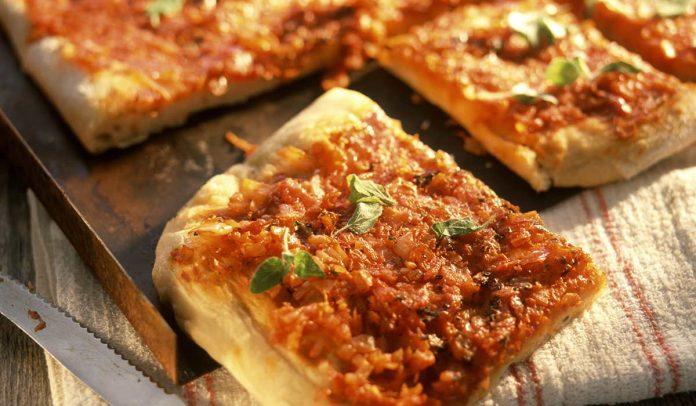 Bánh Sfincione được xem là pizza của Sicily (Ảnh: Internet)