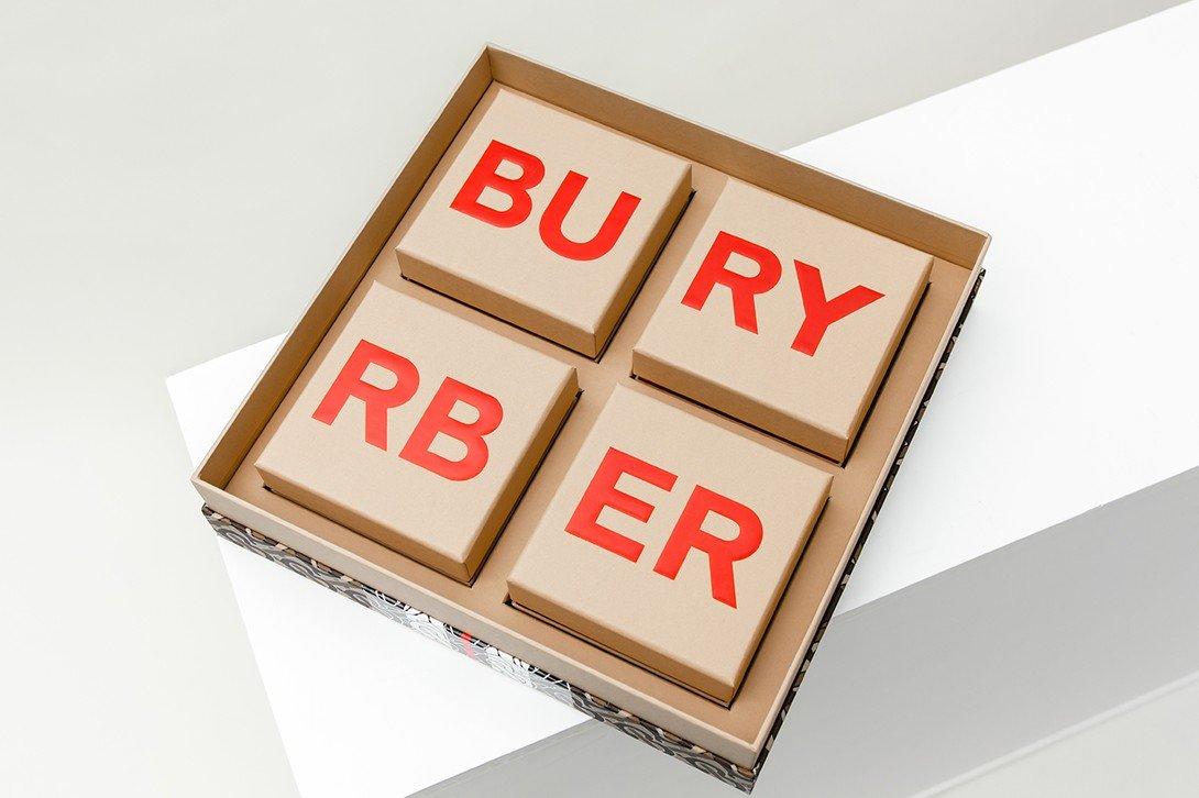 4 hộp bánh nhỏ ghép thành chữ Burberry. (Ảnh: Internet)