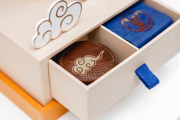 Bánh được đặc trong hộp kém phía dưới. (Ảnh: Internet)