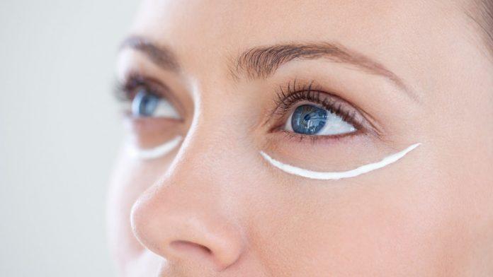 Bạn nên bổ sung cho mình một bước dưỡng mắt vào chu trình chăm sóc da buổi tối. (Nguồn: In