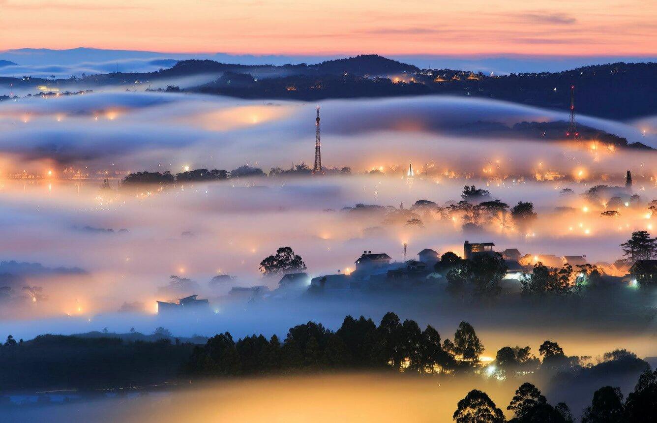 Thành phố Đà Lạt mộng mơ trong màn sương dày đặc (ảnh: internet)