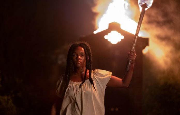 Phim mang đến hai không gian khác biệt. (Nguồn: Internet).