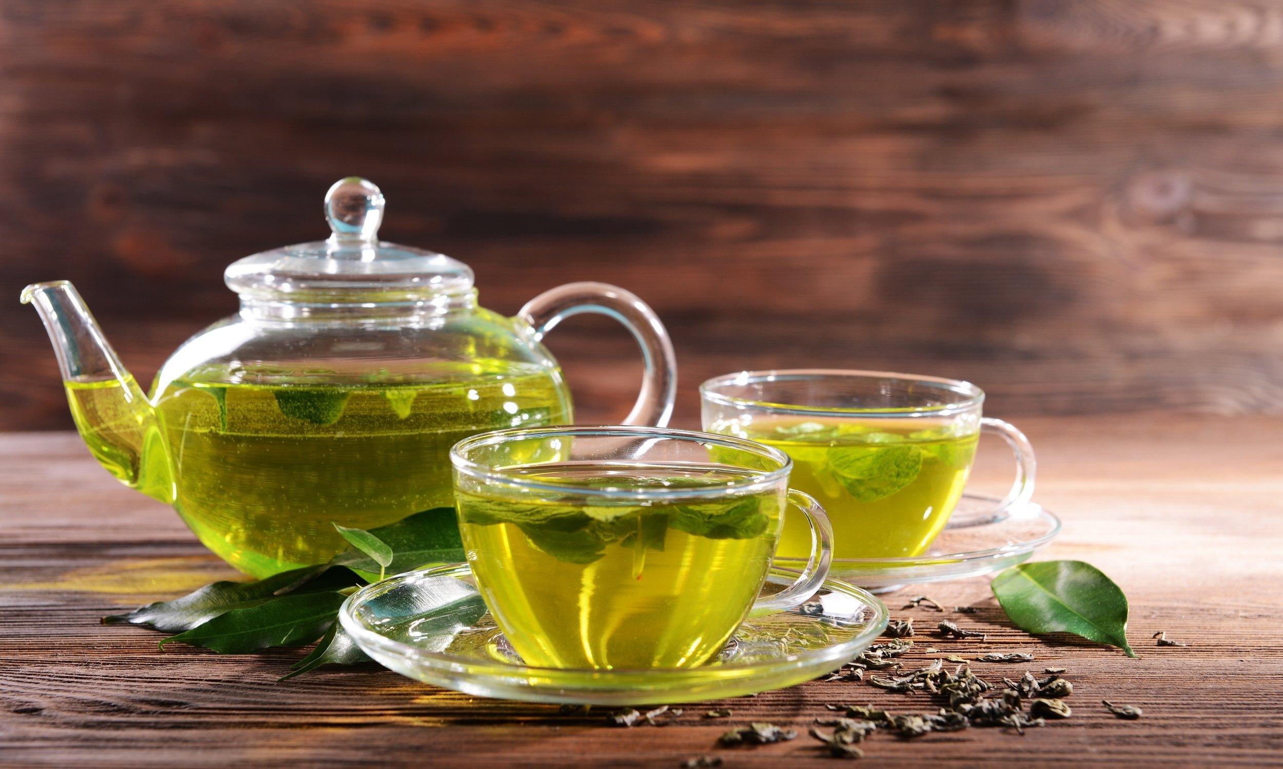 Uống trà xanh hoặc đắp túi trà lên mắt là cách để dưỡng mi hiệu quả (Nguồn: Internet).