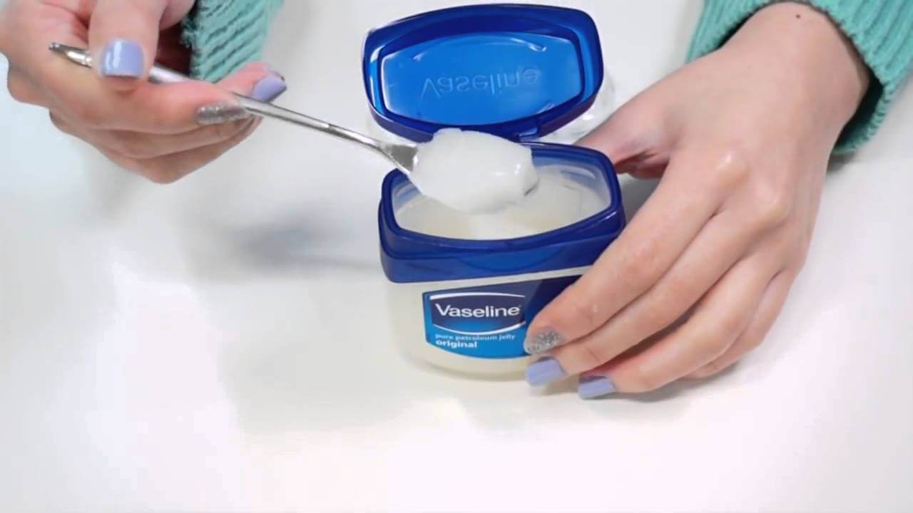 Vaseline cung cấp một môi trường đủ ẩm cho lông mi phát triển (Nguồn: Internet).