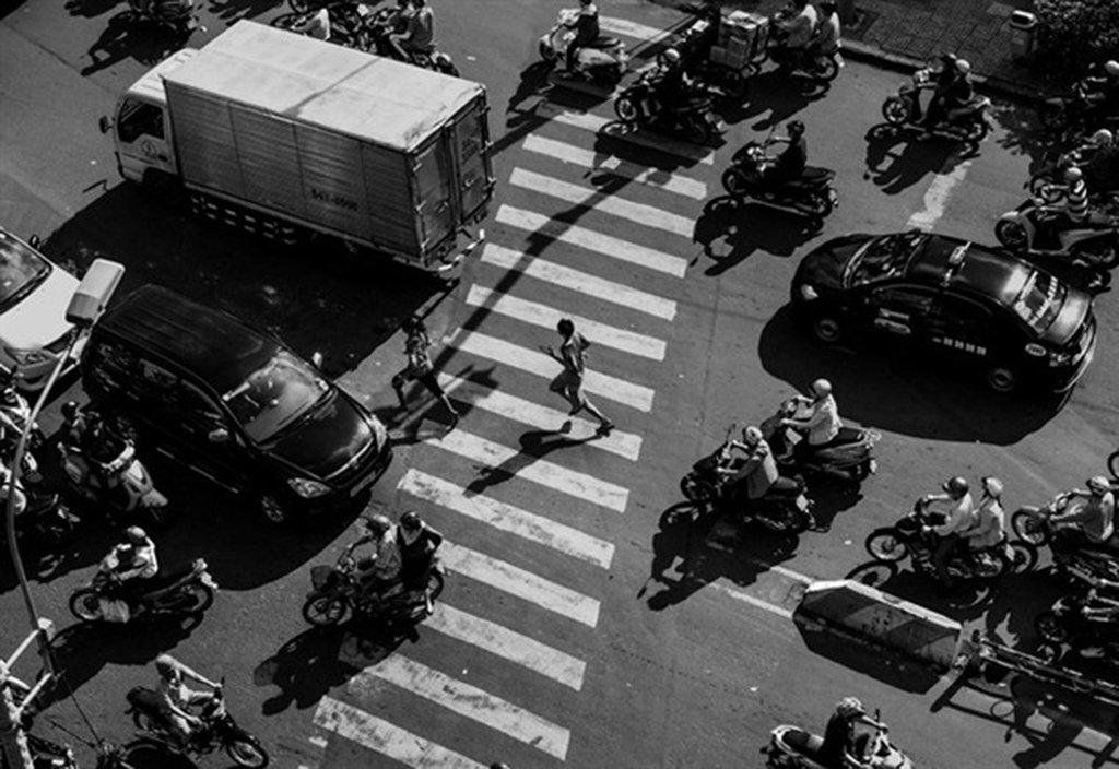 Ròm và Phúc rượt đuổi nhau trên đường phố Sài Gòn đông đúc. (Nguồn ảnh: Internet).
