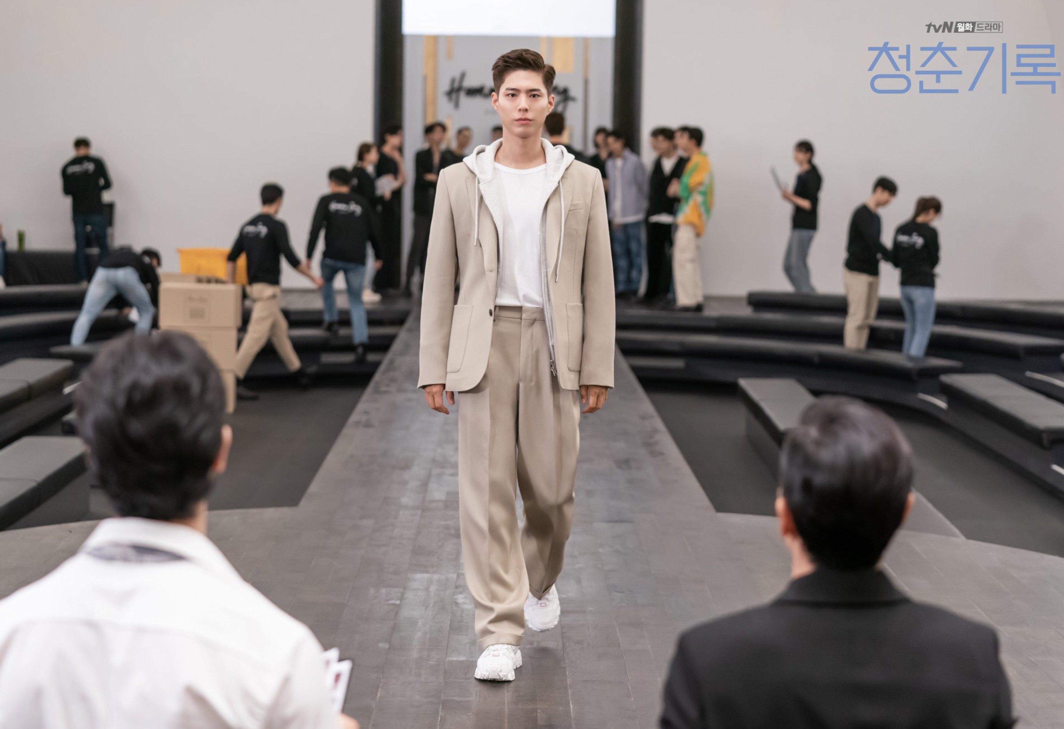 Lần đầu tiên người ta được chứng kiến Park Bo Gum đi catwalk, từ thần thái đến dáng đi chẳng thua kém một model chuyên nghiệp nào (Ảnh: Internet)