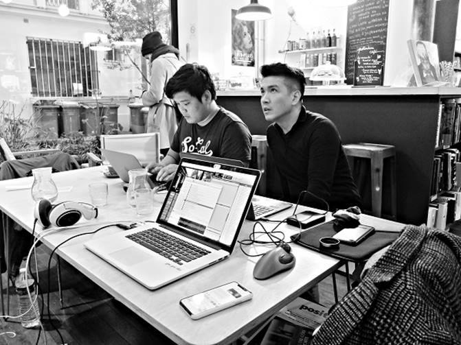 Đạo diễn Trần Thanh Huy và nhạc sĩ Tôn Thất An đang tiến hành hậu kỳ cho Ròm tại Pháp. (Nguồn ảnh: Internet).