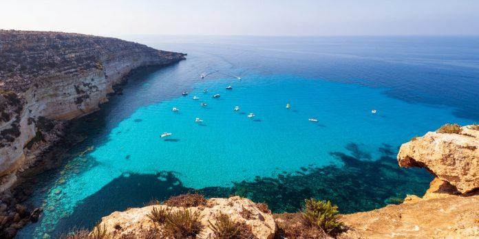 Biển xanh tuyệt đẹp ở Lampedusa (Nguồn: Internet)