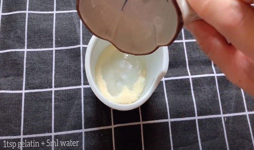 Ngâm gelatin với nước khoảng 15 phút (Nguồn: Chang's House)
