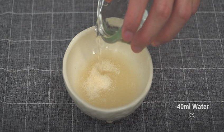 Ngâm bột gelatin với nước nóng khoảng 15 phút (Nguồn: Nino's Home)