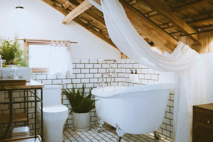 Phòng tắm tại Đợi Một Người Homestay được ốp lát sạch sẽ, với đầy đủ tiện nghi ( nguồn: Internet )