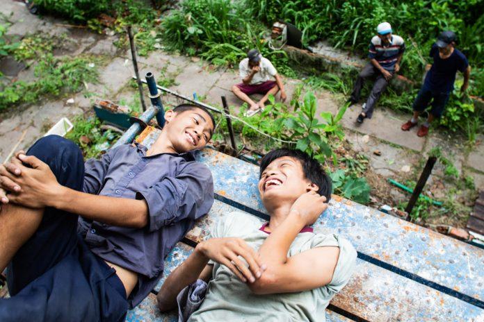 Trong phim, Ròm và Phúc tranh giành địa bàn nhưng ngoài đời hai diễn viên rất thân thiết. (Nguồn ảnh: Internet).