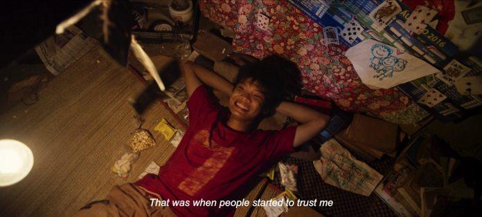 Nụ cười hiếm hoi của Ròm trong phim. (Nguồn ảnh: Internet).