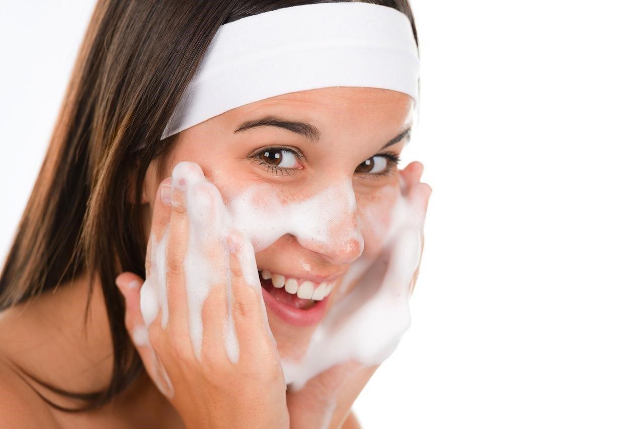 Sữa rửa mặt là một trong những sản phẩm chăm sóc da không thể thiếu (Ảnh: Internet)