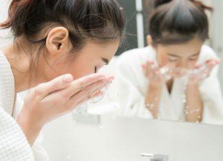 Rửa mặt sạch là bước chăm sóc da cơ bản vào buổi sáng (Ảnh: Internet)