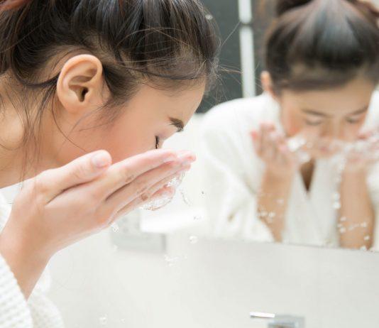 Rửa mặt sạch là bước chăm sóc da cơ bản vào buổi sáng (Ảnh: Internet)
