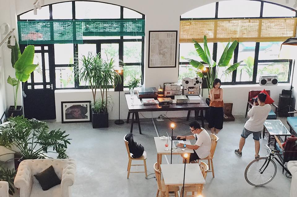 Review Heritage Concept Chill Hub: quán cà phê đậm chất vintage giữa lòng  Sài Gòn - BlogAnChoi