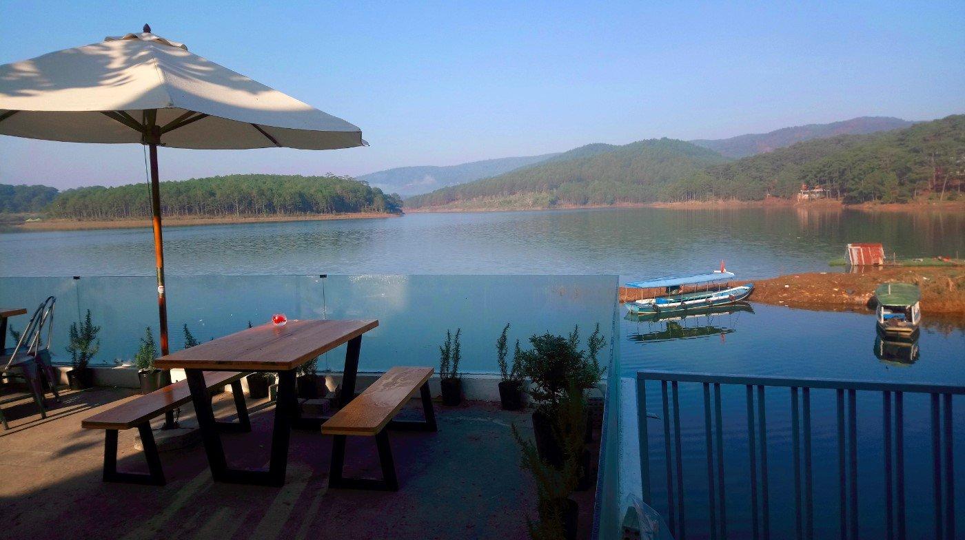 View từ quán cafe nhìn ra hồ Tuyền Lâm cực đẹp ( nguồn: Internet )