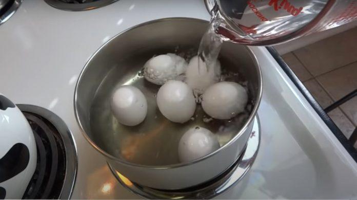 Luộc trứng trong nồi ngập nước giúp bề mặt trứng chín đều. (Nguồn: Kênh YouTube yoyomax12 - the diet free zone)