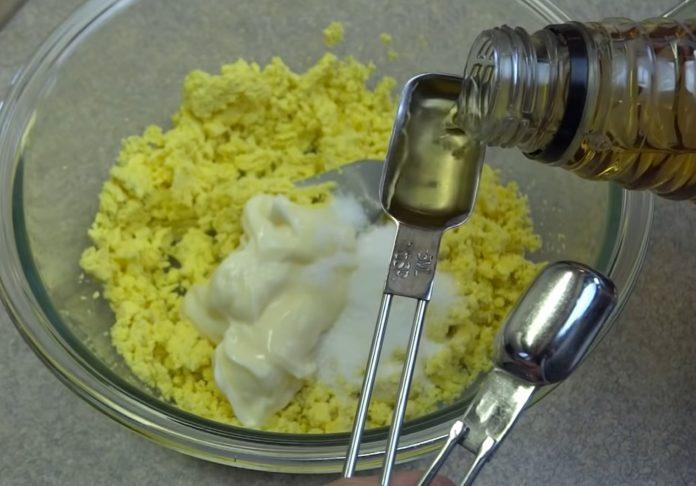 Thêm sốt mayonnaise, đường, muối và giấm táo vào lòng đỏ trứng. (Nguồn: Kênh YouTube yoyomax12 - the diet free zone)