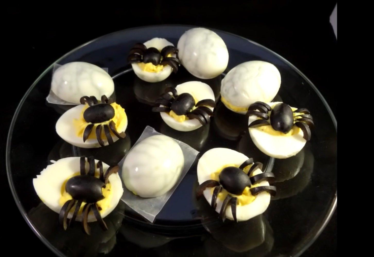 Trang trí trứng mạng nhện cho tiệc Halloween thêm ấn tượng. (Nguồn: Kênh YouTube yoyomax12 - the diet free zone)
