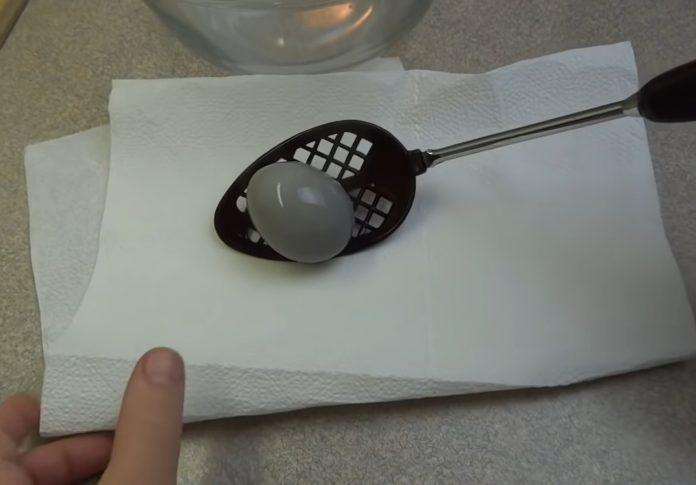 Vớt trứng ra để lên khăn giấy cho thấm hết nước. (Nguồn: Kênh YouTube yoyomax12 - the diet free zone)