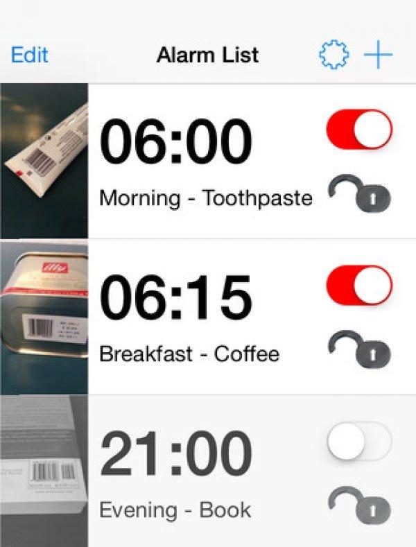 Dù đi vào tận WC để quét mã vạch kem đánh răng rồi nhưng vẫn cần thêm 2 cái báo thức nữa. (Ảnh: Internet)
