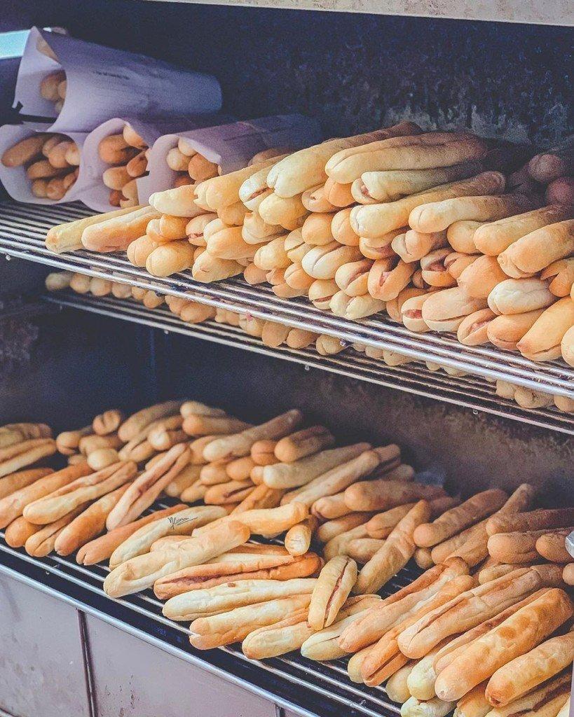 Hình ảnh những chiếc bánh mì que xếp tầng khiến người con Hải Phòng nhớ tha thiết. (Ảnh: Internet)