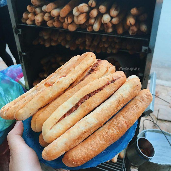 Bánh mì que/bánh mì cay đặc sản Hải Phòng. (Ảnh: Internet)