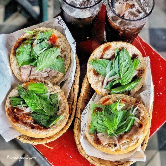 Bánh mì phở dành cho ai thích phở nhưng cần chạy bus cho kịp giờ làm. (Ảnh: Internet)