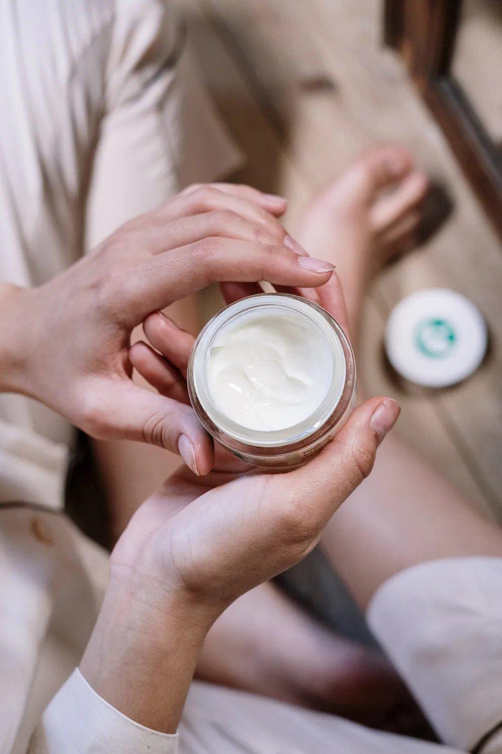 Lựa chọn sản phẩm kem dưỡng trắng uy tín là vô cùng quan trọng để đảm bảo da được dưỡng trắng một cách khỏe mạnh (Nguồn: cottonbro).