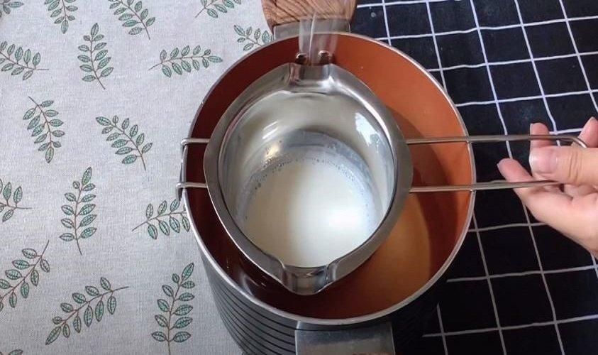 Làm tan chảy hỗn hợp gelatin với sữa tươi (Nguồn: Chang's House)