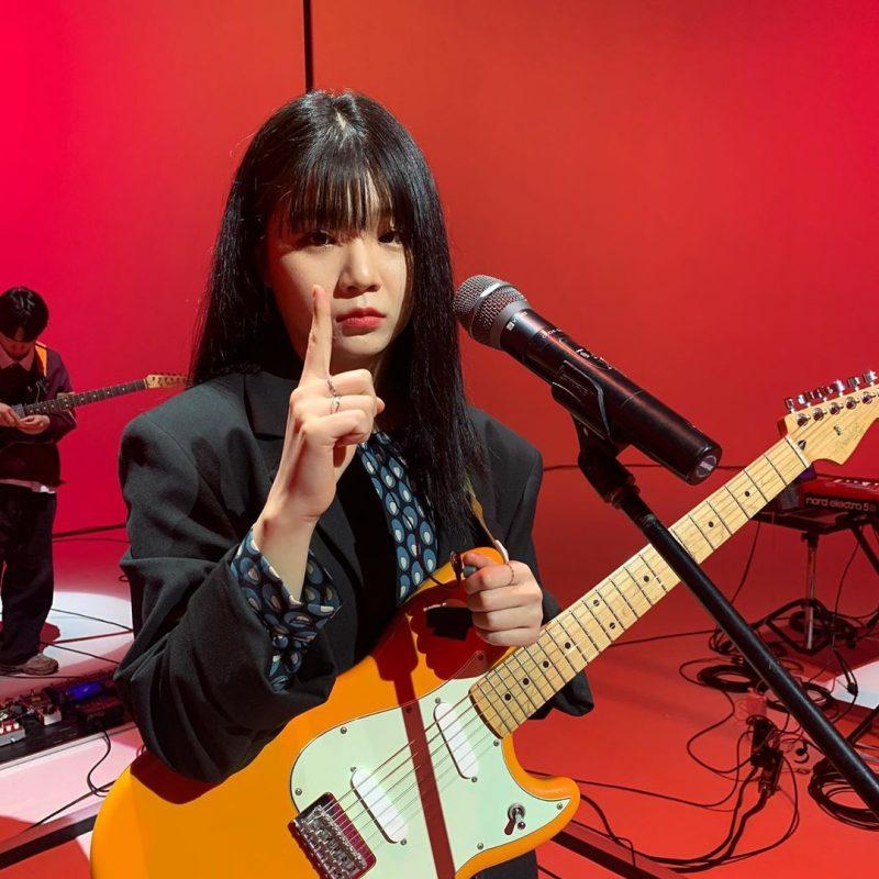 Cô nàng guitarist Hong Dahye của OurR (ảnh: interntet)