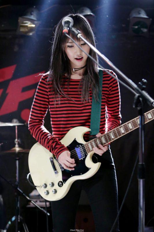 Cô nàng guitarist Kim Hyemi của Seoulmoon (ảnh: interntet)