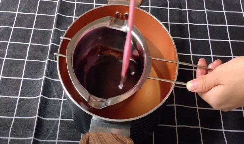 Làm tan chảy hỗn hợp socola đen với sữa (Nguồn: Chang's House)